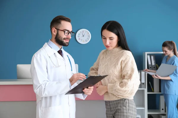 Médico Consulta Paciente Clínica Privada — Fotografia de Stock