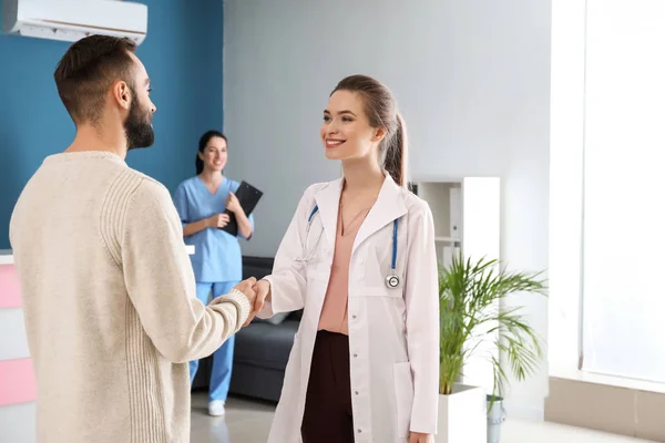 Paciente Masculino Médico Estrechando Las Manos Clínica —  Fotos de Stock