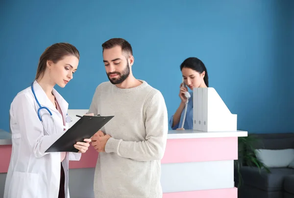 Médico Consultando Paciente Clínica Privada —  Fotos de Stock