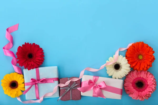 Dárkové Krabičky Krásnými Květinami Barvu Pozadí Šťastný Den Matek Oslava — Stock fotografie