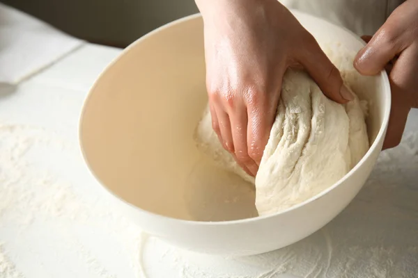 Jovem Mulher Preparando Massa Para Pão Mesa Close — Fotografia de Stock