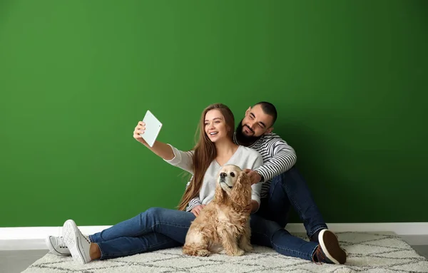 Pareja Joven Con Perro Tomando Selfie Piso Nuevo —  Fotos de Stock