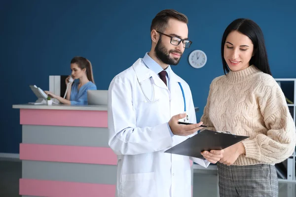 Médico Consulta Paciente Clínica Privada — Fotografia de Stock