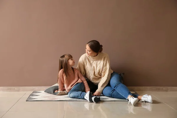 Felice Madre Sua Piccola Figlia Carina Seduta Sul Tappeto Vicino — Foto Stock