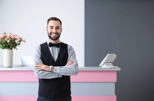 Retrato Recepcionista Masculino Hotel — Fotografia de Stock