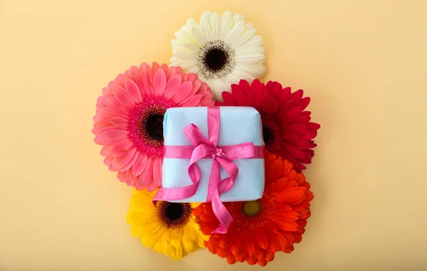 ギフト ボックスの背景の色のきれいな花 幸せな母の日のお祝い — ストック写真