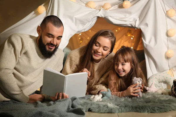 Gelukkig Familie Lezen Boek Thuis — Stockfoto