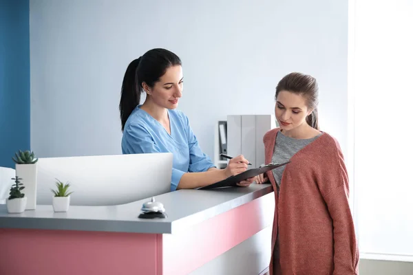 Young Woman Reception Desk Clinic — Stock Photo, Image