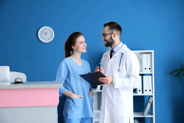 Ärztin Und Empfangsdame Schreibtisch Klinik — Stockfoto