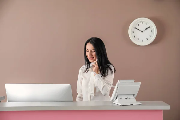 Young Female Receptionist Talking Telephone Desk Hotel — Stock Photo, Image