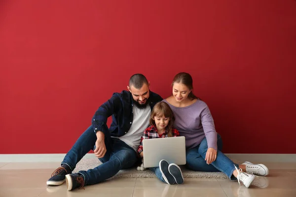 Ευτυχισμένη Οικογένεια Laptop Κάθεται Στο Πάτωμα Στο Νέο Διαμέρισμά Τους — Φωτογραφία Αρχείου