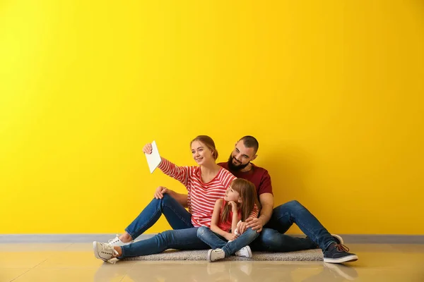 Happy Family Taking Selfie While Sitting Floor New Flat — Stock Photo, Image