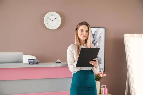 Junge Empfangsdame Hotel — Stockfoto