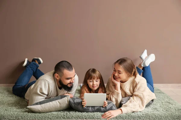 Happy Family Tablet Computer Lying Carpet Color Wall — Stock Photo, Image