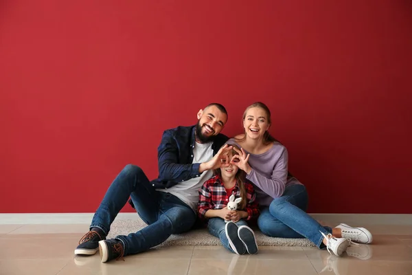 Familia Feliz Sentado Suelo Cerca Pared Color — Foto de Stock