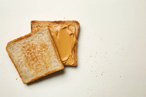Поджаренный Хлеб Арахисовым Маслом Светлом Фоне — стоковое фото