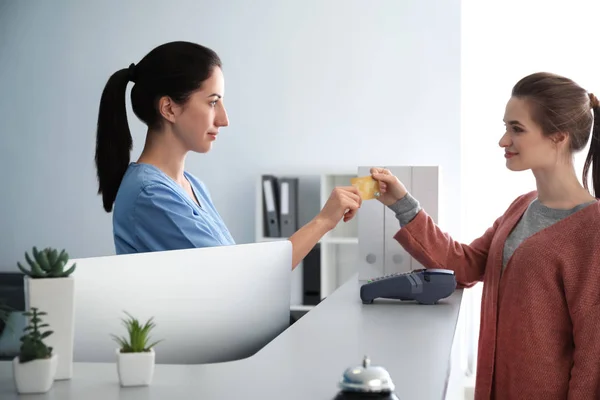 Female Receptionist Receiving Payment Medical Service Patient Clinic — Stock Photo, Image