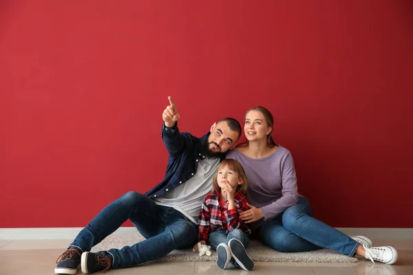 Família Feliz Sentado Chão Seu Novo Apartamento — Fotografia de Stock