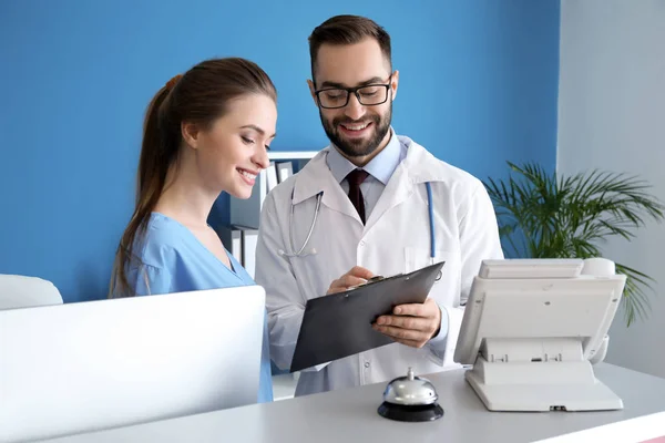 Läkare Och Kvinnliga Receptionisten Nära Skrivbord Klinik — Stockfoto