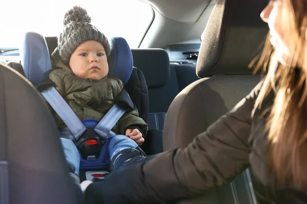 Vrouw Rijdt Auto Met Haar Zoon Verbogen Kinderstoel — Stockfoto