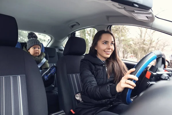 Vrouw Rijdt Auto Met Haar Zoon Verbogen Kinderstoel — Stockfoto