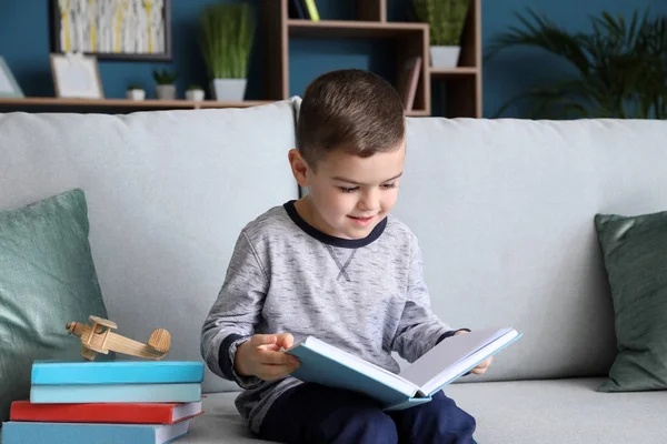 Netter Kleiner Junge Liest Buch Hause — Stockfoto