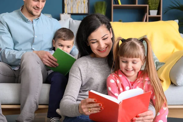 Ευτυχισμένη Οικογένεια Διαβάζοντας Βιβλία Στο Σπίτι — Φωτογραφία Αρχείου