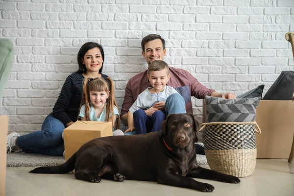 Família Sentada Chão Perto Caixas Papelão Depois Mudar Para Uma — Fotografia de Stock