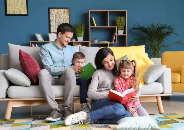家で本を読んで幸せな家族 — ストック写真