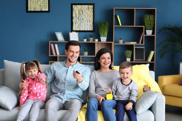 Felice Famiglia Guardando Casa — Foto Stock