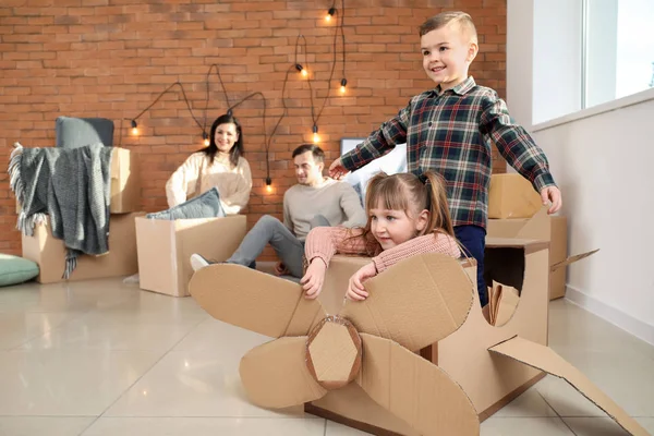 Los Niños Que Juegan Con Caja Cartón Día Movimiento —  Fotos de Stock