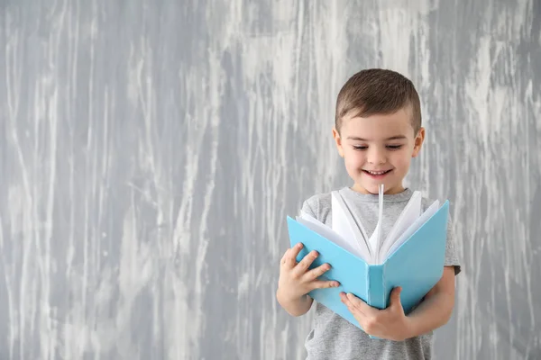 Netter Kleiner Junge Mit Buch Der Nähe Der Grunge Wand — Stockfoto