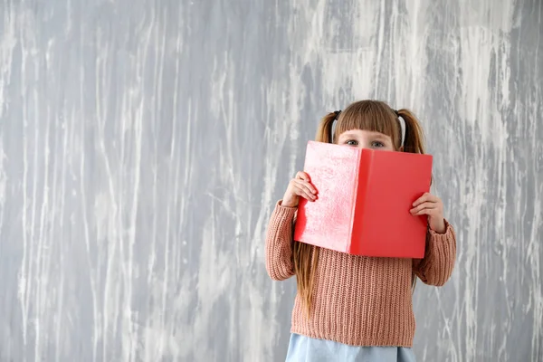 Grunge Duvarının Yakınında Kitapla Sevimli Küçük Kız — Stok fotoğraf