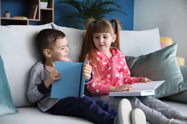 Милі Маленькі Діти Читають Книги Вдома — стокове фото