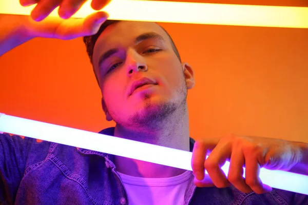 Retrato Tonificado Joven Guapo Con Lámparas Neón Sobre Fondo Color — Foto de Stock