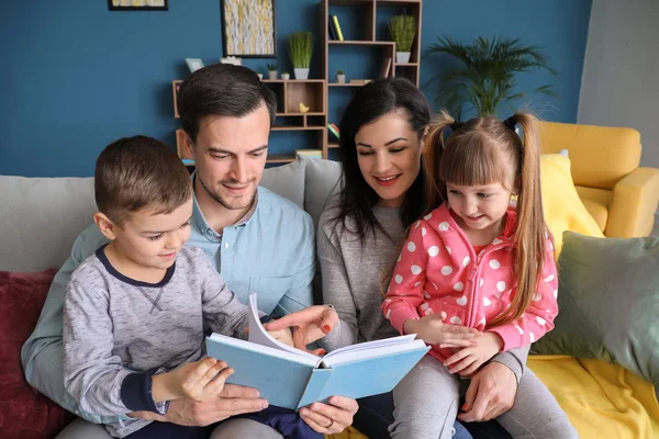 Gelukkig Familie Lezen Boek Thuis — Stockfoto