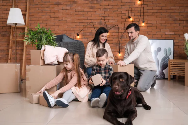 Família Com Caixas Papelão Depois Mudar Para Casa Nova — Fotografia de Stock