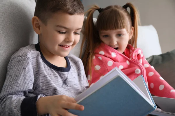 Śliczne Małe Dzieci Czytanie Książki Domu — Zdjęcie stockowe