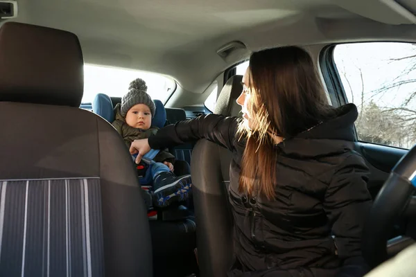 Vrouw Rijdt Auto Met Haar Zoon Verbogen Kinderstoel — Stockfoto