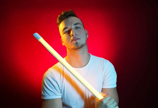 Retrato Tonificado Del Joven Guapo Con Lámpara Neón Sobre Fondo — Foto de Stock