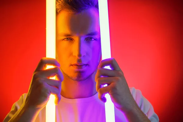 Neon Lambaları Renk Arka Plan Üzerinde Yakışıklı Genç Adam Portresi — Stok fotoğraf