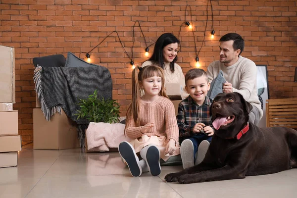 Familie Met Kartonnen Dozen Verhuizen Naar Nieuw Huis — Stockfoto