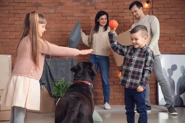 Familia Con Cajas Cartón Después Mudarse Casa Nueva —  Fotos de Stock