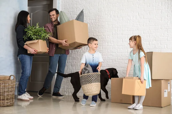 Família Com Caixas Papelão Depois Mudar Para Casa Nova — Fotografia de Stock