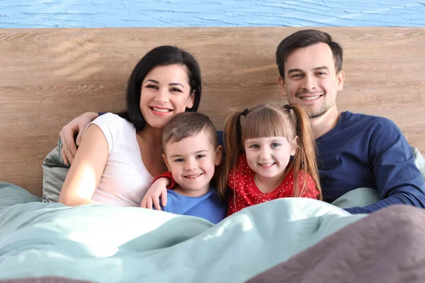 Pais Felizes Com Crianças Pequenas Cama Casa — Fotografia de Stock