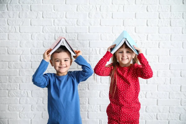 Lindos Niños Pequeños Con Libros Cerca Pared Ladrillo Blanco — Foto de Stock