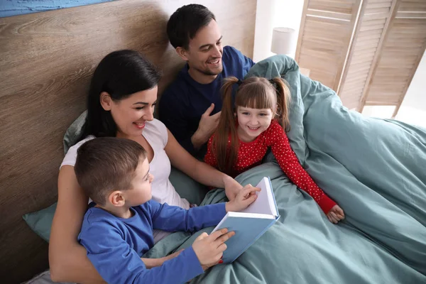 Gelukkige Familie Leesboek Slaapkamer — Stockfoto