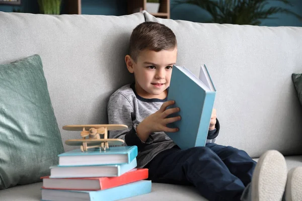 Netter Kleiner Junge Liest Buch Hause — Stockfoto