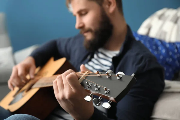 Uomo Barbuto Che Suona Chitarra Casa — Foto Stock