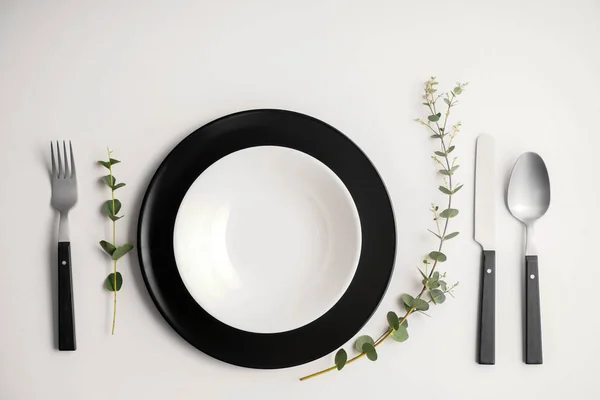 Einfache Tischdekoration Auf Weißem Hintergrund — Stockfoto